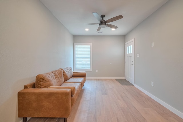 living area featuring recessed lighting, light wood-style flooring, baseboards, visible vents, and a ceiling fan