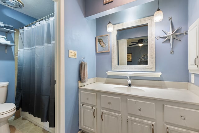 bathroom featuring a shower with curtain, toilet, vanity, and a ceiling fan
