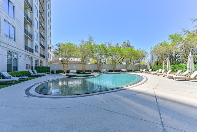 3333 Allen Pkwy Unit 1804, Houston, TX 77019 - view of pool featuring a patio and a pool with connected hot tub
