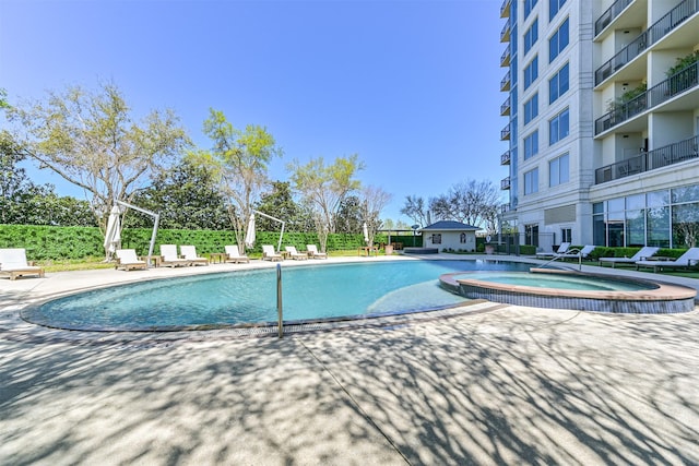 3333 Allen Pkwy Unit 1804, Houston, TX 77019 - community pool featuring a hot tub and a patio