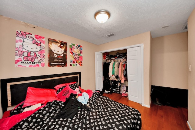 12041 Willow Trl, Houston, TX 77035 - bedroom featuring wood finished floors, a textured ceiling, and a closet