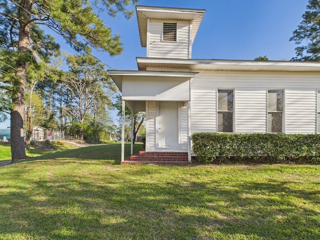view of front of home with a front lawn