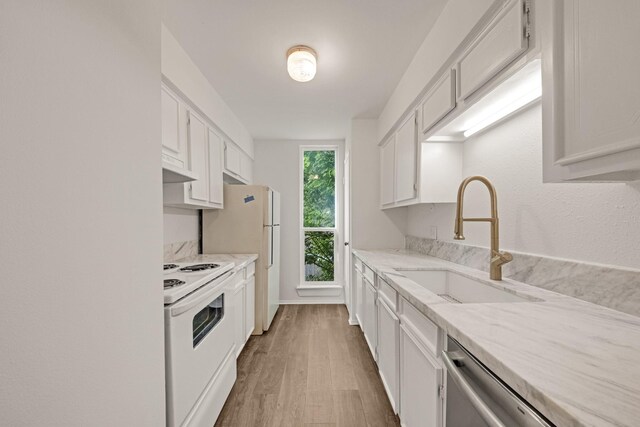 215 Postoffice St Unit 702, Galveston, TX 77550 - kitchen featuring white appliances, a sink, dark wood-type flooring, white cabinetry, and under cabinet range hood