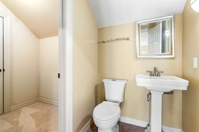 843 Royal Lakes Blvd, Richmond, TX 77469 - half bath featuring lofted ceiling, toilet, baseboards, and a sink
