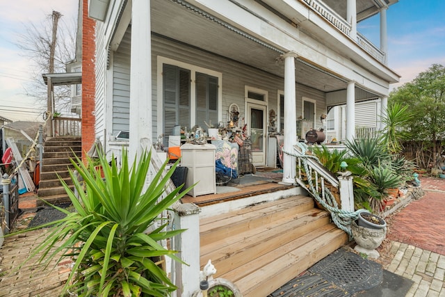 916 Sealy St, Galveston, TX 77550 - exterior space with a porch