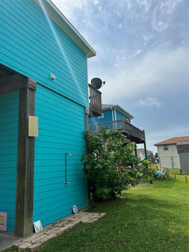 view of side of property featuring a lawn