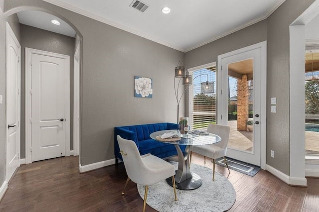 1038 Bolivar Point Ln, Friendswood, TX 77546 - dining space featuring arched walkways, wood finished floors, baseboards, crown molding, and recessed lighting