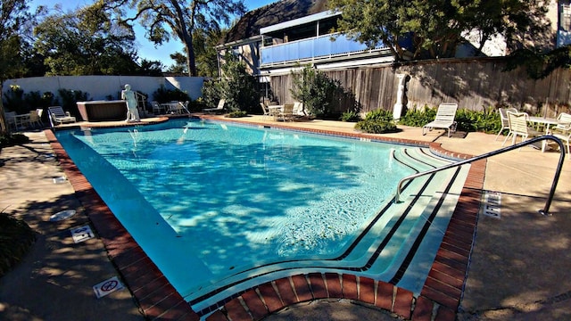 2700 Bellefontaine St Unit A30, Houston, TX 77025 - view of pool featuring a fenced in pool, a patio, and a fenced backyard