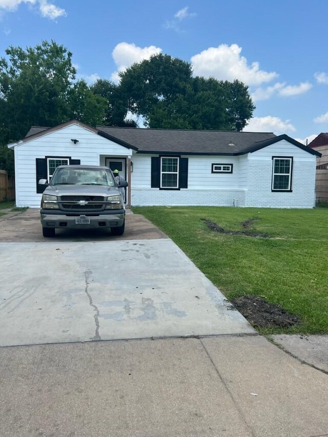 10525 Fairland Dr, Houston, TX 77051 - ranch-style home featuring concrete driveway and a front lawn