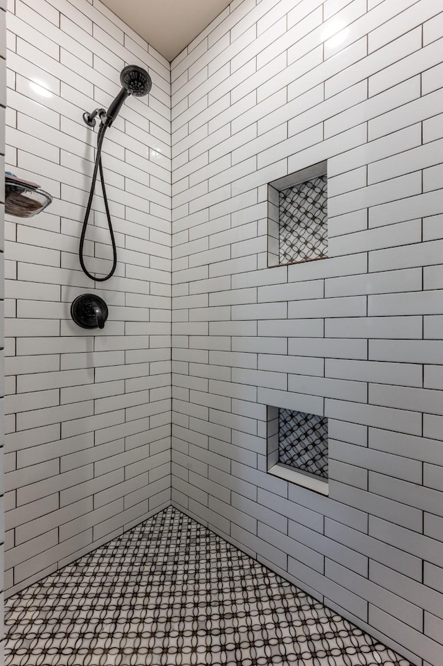 bathroom featuring tiled shower