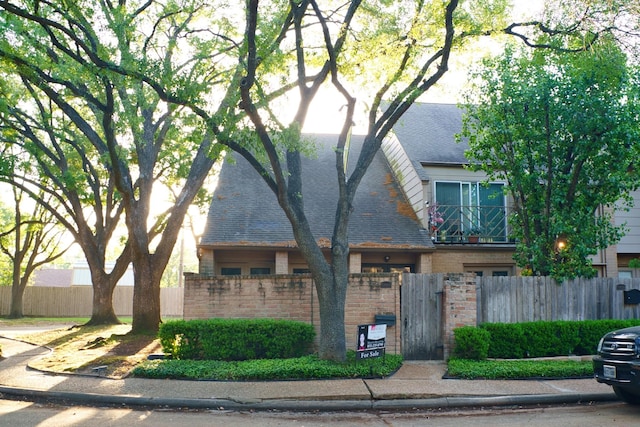 5860 Sampley Way Unit 5860, Houston, TX 77092 - view of front of property featuring brick siding, roof with shingles, and a fenced front yard