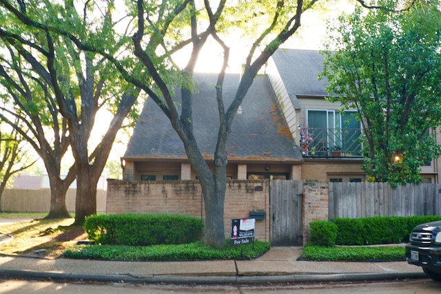 5860 Sampley Way Unit 5860, Houston, TX 77092 - view of front of home featuring roof with shingles, brick siding, a gate, and a fenced front yard