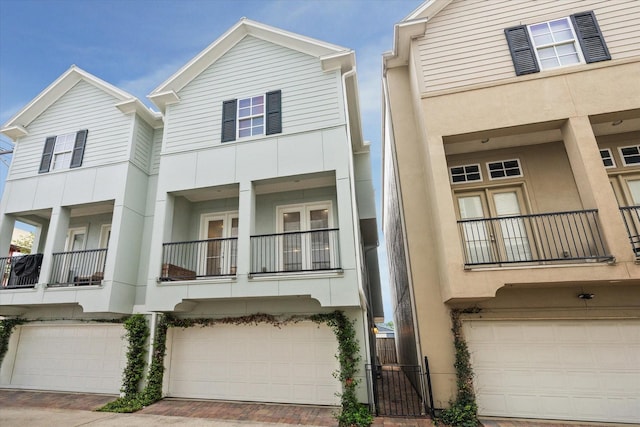 townhome / multi-family property featuring stucco siding and a garage