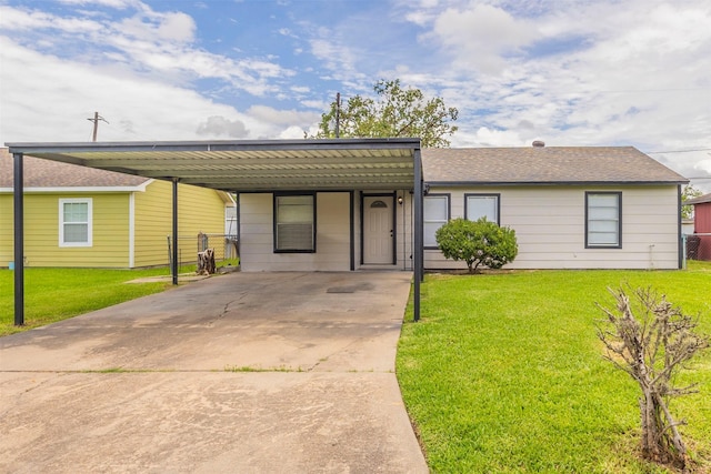 view of front of house featuring driveway, a carport, a shingled roof, and a front yard