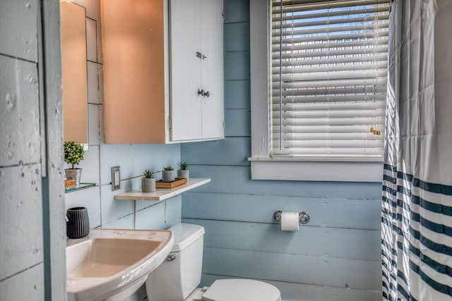 607 Center St, Brenham, TX 77833 - bathroom with a wealth of natural light, toilet, and a sink