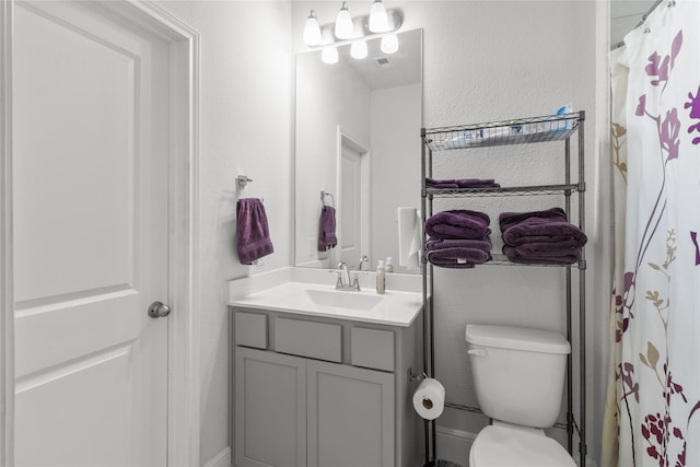 4831 Dove Cove Ln, League City, TX 77573 - bathroom featuring a shower with curtain, toilet, vanity, and a textured wall