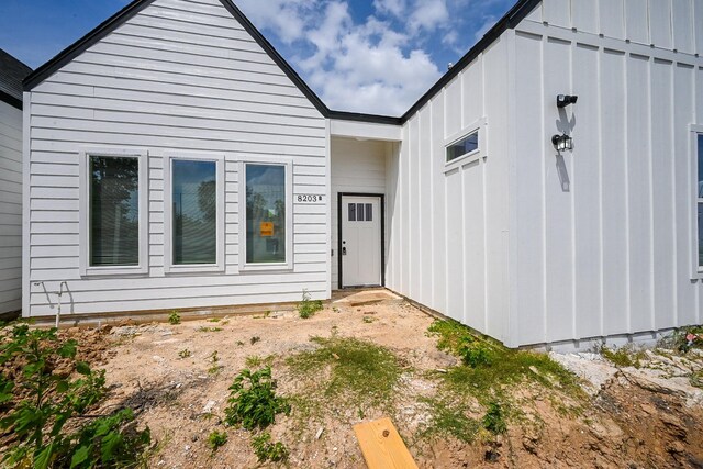 8203 Sparta St Unit B, Houston, TX 77028 - entrance to property with board and batten siding
