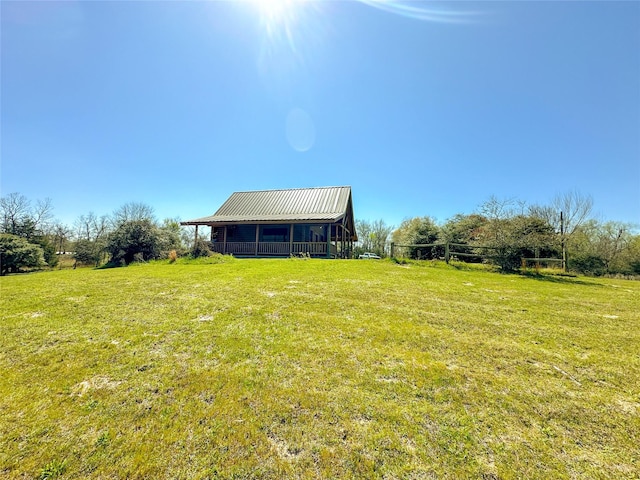 view of yard with an outbuilding