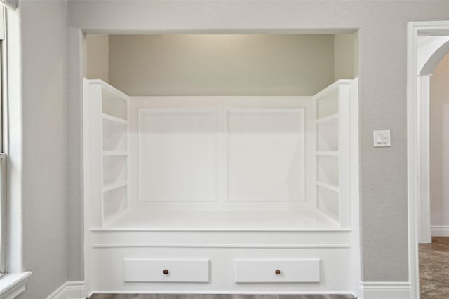 mudroom featuring baseboards and arched walkways
