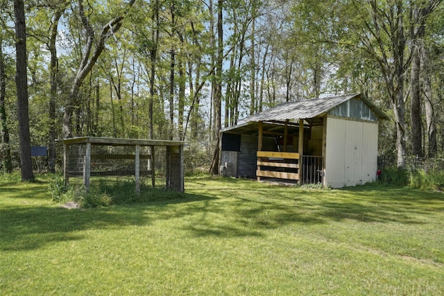view of pole building featuring a lawn
