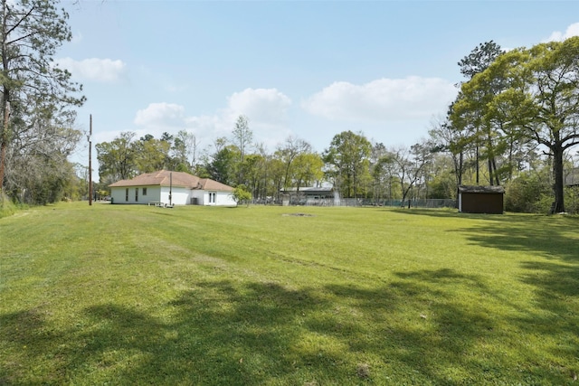 view of yard with an outdoor structure