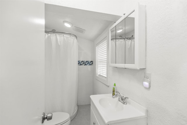 5808 Community Dr, Houston, TX 77005 - full bathroom featuring curtained shower, toilet, and vanity
