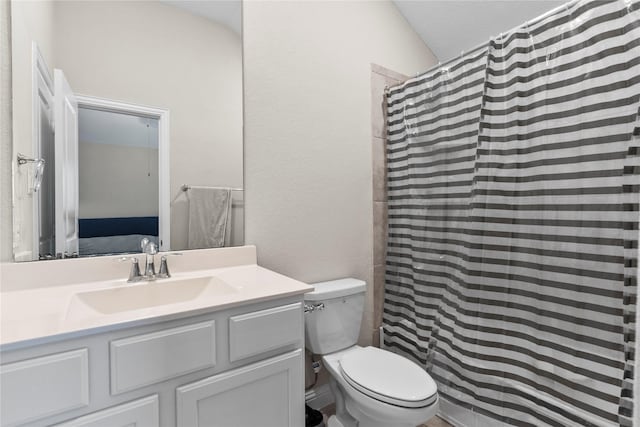 full bath with a shower with shower curtain, vanity, and toilet