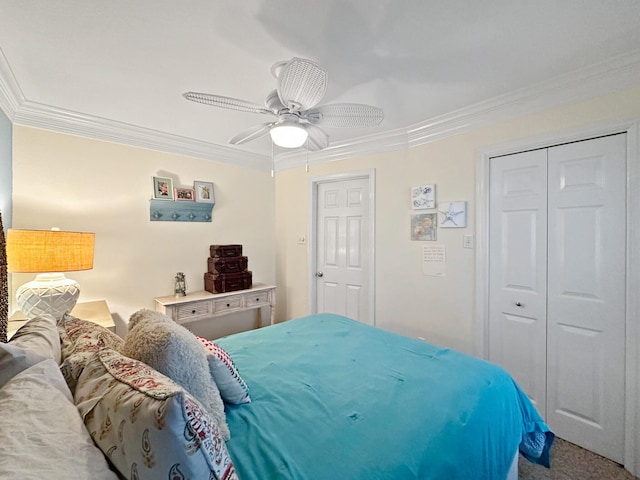 bedroom with a closet, ornamental molding, and a ceiling fan
