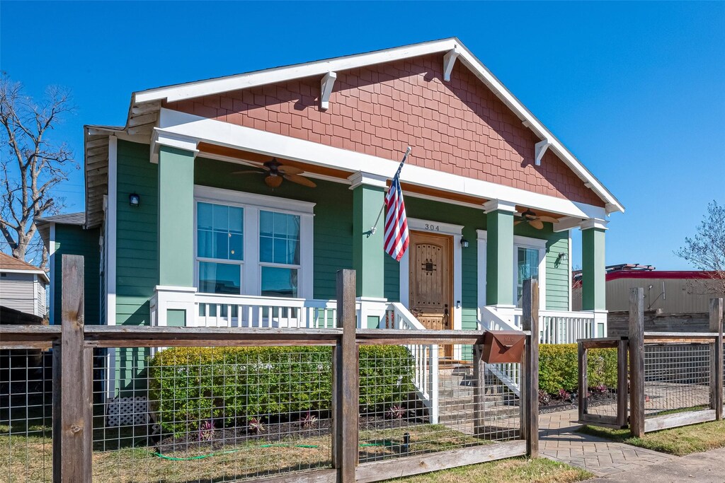 304 Walton St, Houston, TX 77009 - view of front of property featuring ceiling fan, fence, and a porch