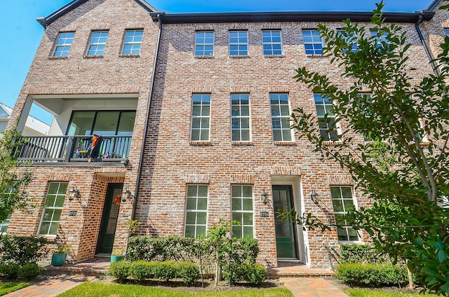 8754 Park Kolbe Ln, Houston, TX 77080 - view of front of home featuring brick siding and a balcony