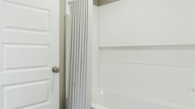 full bath with shower / tub combo