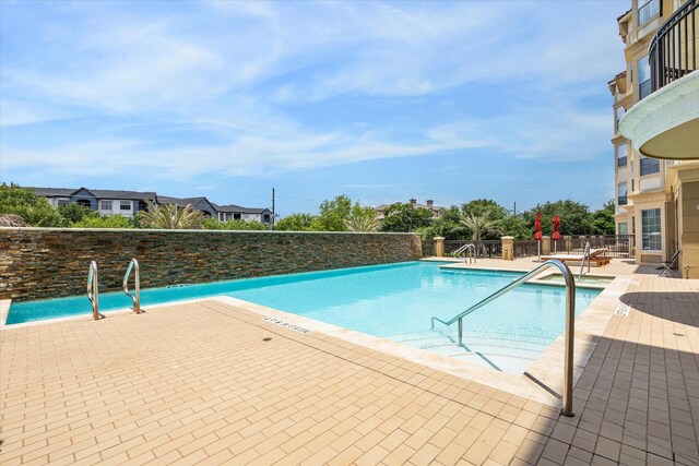 7575 Kirby Dr Unit 1108, Houston, TX 77030 - community pool with fence and a patio area