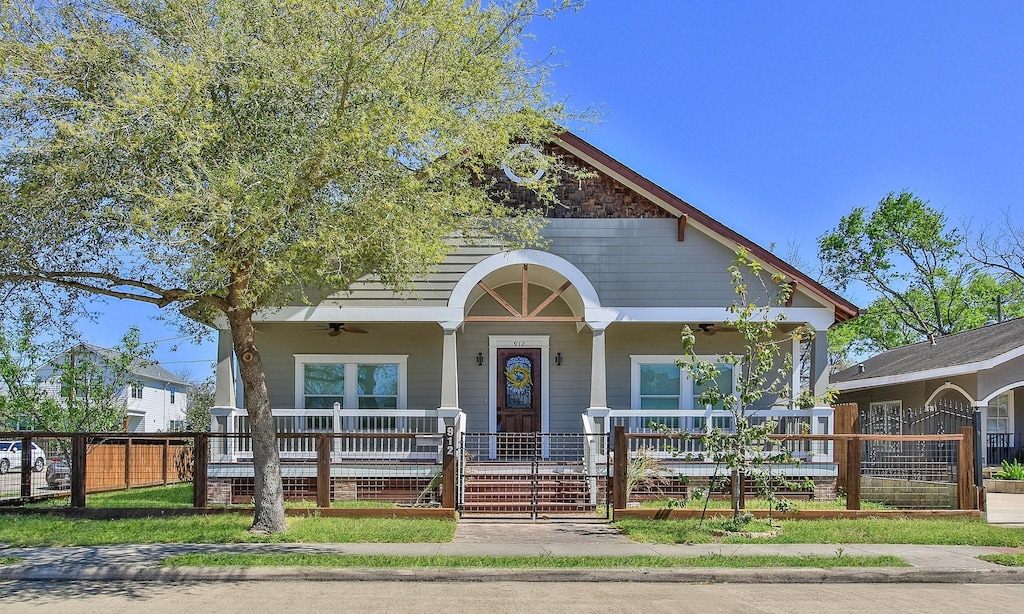 912 Enid St, Houston, TX 77009 - bungalow-style house featuring covered porch, a ceiling fan, and fence
