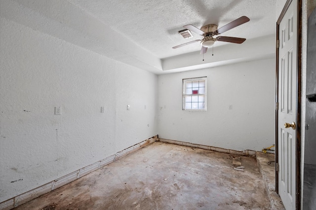 5401 Bayou Dr, Dickinson, TX 77539 - empty room featuring a textured wall, a textured ceiling, visible vents, and a ceiling fan