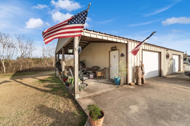 view of outdoor structure with an outbuilding