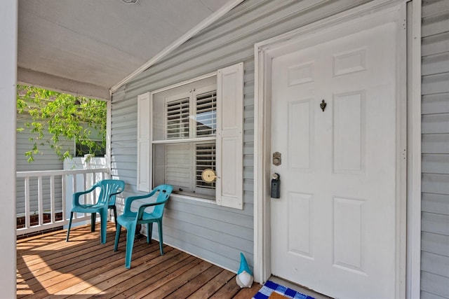 property entrance featuring a porch