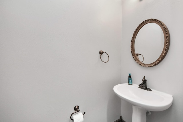 bathroom featuring a sink