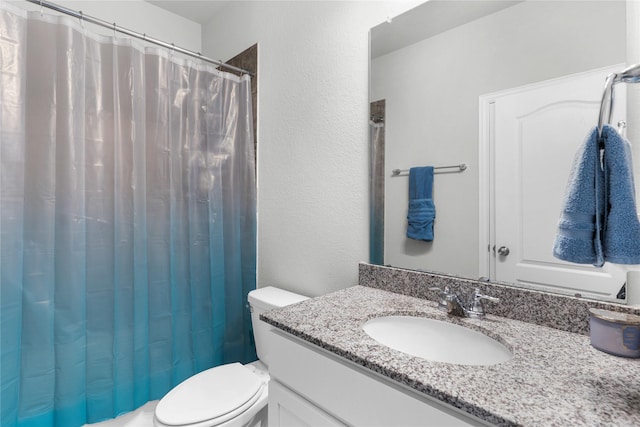full bath featuring a textured wall, toilet, a shower with shower curtain, and vanity