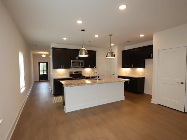 16208 Mcdonald County Ct, Montgomery, TX 77316 - kitchen featuring stainless steel appliances, decorative backsplash, dark wood-style floors, a sink, and recessed lighting
