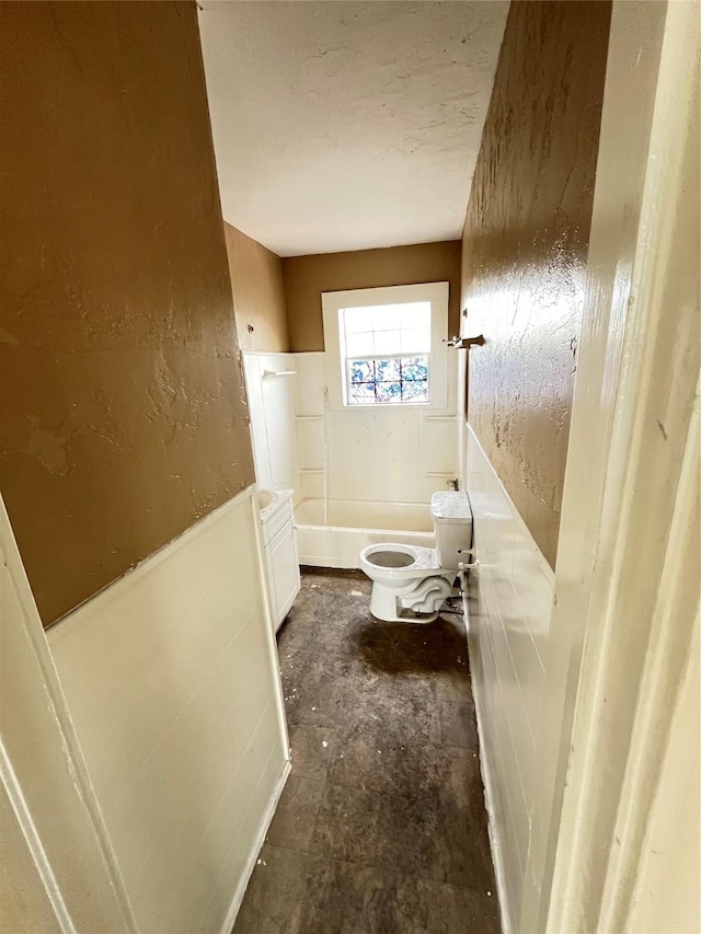 4839 Gulf Fwy Unit 6, Houston, TX 77023 - bathroom with toilet and a textured wall