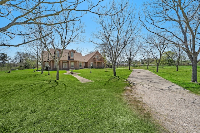 view of yard featuring driveway