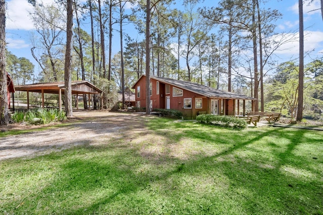 view of side of property featuring a lawn