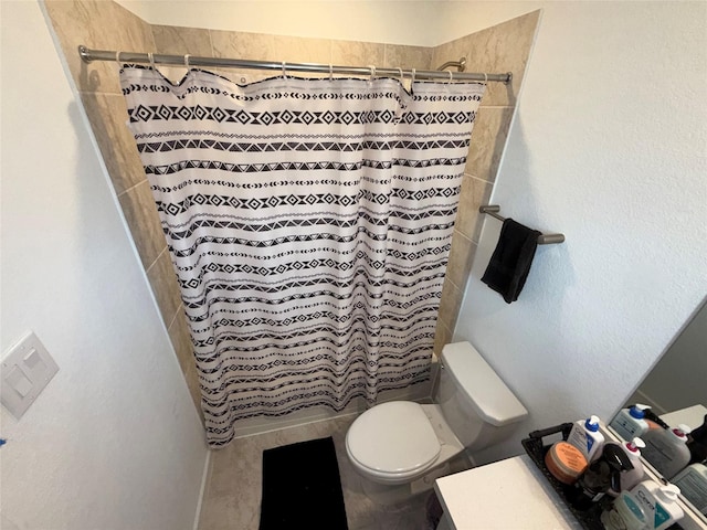 2412 Elliott Shore Ln, La Porte, TX 77571 - bathroom featuring toilet and a shower with shower curtain