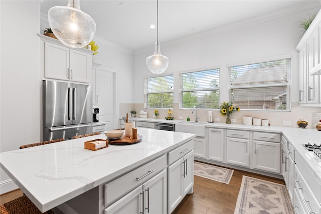 106 Golden Eye Ct, Montgomery, TX 77316 - kitchen featuring appliances with stainless steel finishes, a sink, dark wood-style flooring, tasteful backsplash, and white cabinets