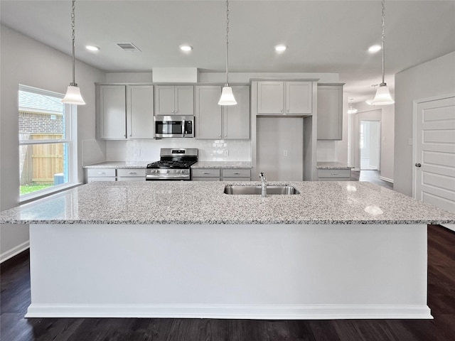 1907 Temple Grove Dr, Iowa Colony, TX 77583 - kitchen featuring stainless steel appliances, a sink, a spacious island, dark wood finished floors, and recessed lighting