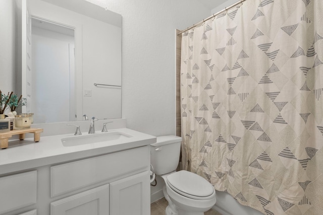 full bathroom featuring curtained shower, toilet, and vanity