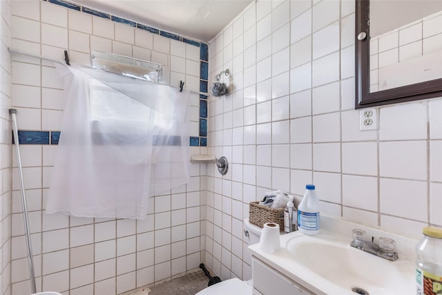 13022 Gladden Dr, Houston, TX 77049 - bathroom featuring tile walls, decorative backsplash, a tile shower, toilet, and vanity
