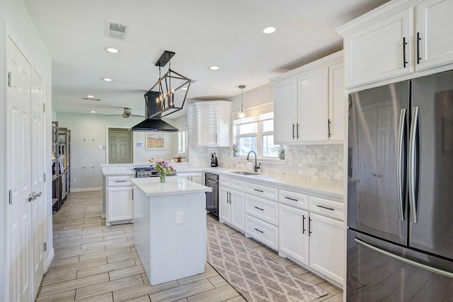 2227 Hialeah Dr, Houston, TX 77018 - kitchen with decorative backsplash, visible vents, a peninsula, a sink, and freestanding refrigerator