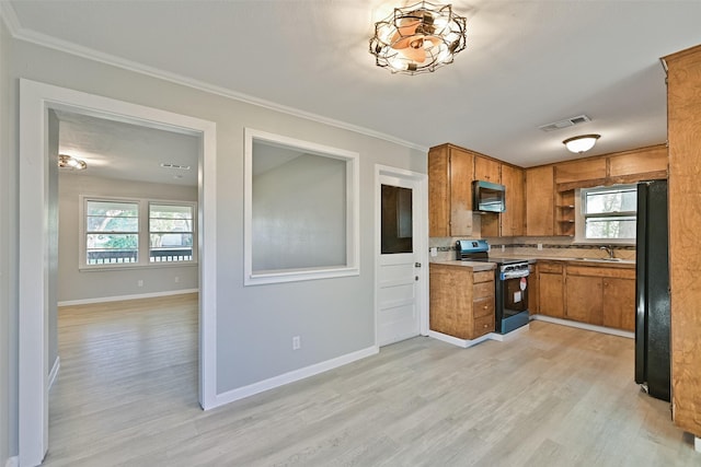 kitchen with crown molding, appliances with stainless steel finishes, a sink, brown cabinetry, and light wood-type flooring