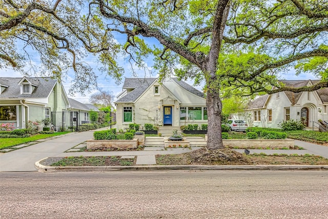 1420 Vassar St, Houston, TX 77006 - bungalow-style home with a residential view